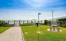 Apto em condomínio pé na areia, c/ piscina MHR308